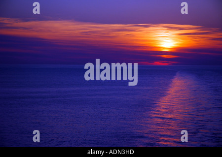 Drammatico tramonto sul Mare Mediterraneo visto dalla poppa di una nave da crociera Foto Stock