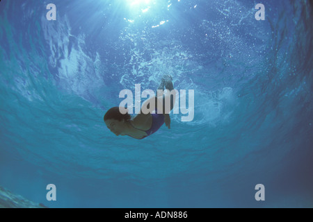 Oceano Indiano Maldive donna freediving in oceano chiaro Foto Stock