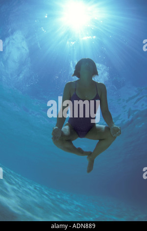 Oceano Indiano Maldive donna in lotus yoga subacquea di posizione Foto Stock