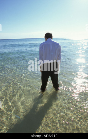 Imprenditore in piedi in mare Foto Stock