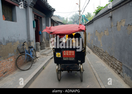 I turisti in gita di un hutong di Pechino in un ciclo rickshaw 2007 Foto Stock