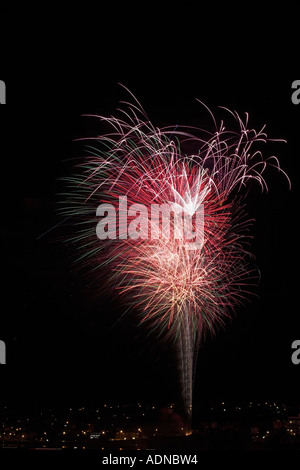 Uno spettacolo pirotecnico sul case nel sud-ovest dell'Inghilterra una varietà di colori che formano un tipo di cono gelato di articoli pirotecnici Foto Stock