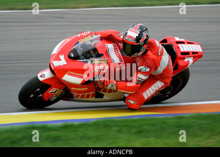 Carlos Checa di equitazione per Ducati in Moto GP 2005 campionato a Valencia Foto Stock