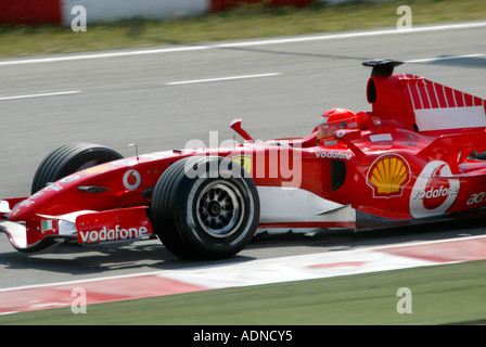 Michael Schumacher, sette volte formula one world champion, gareggiando nella stagione 2006 al Montmelò di Barcellona Foto Stock