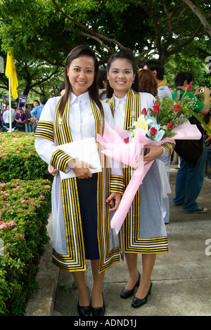 Due studentesse alla cerimonia di laurea presso l'università di Chulalongkorn a Bangkok in Tailandia Foto Stock