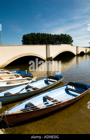 Ormeggiate imbarcazioni a remi da river bridge Foto Stock