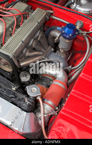 Turbocompressore massiccia attaccato ad uno a quattro cilindri Lancia Delta Integrale in un motore pesantemente modificato diprestazioni race car Foto Stock