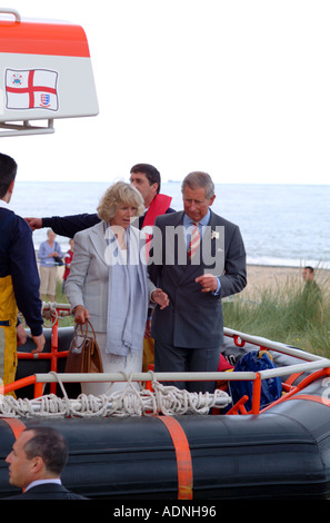 Il principe Carlo e Camilla a Caister scialuppa di salvataggio Foto Stock