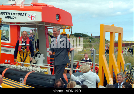 Il principe Carlo e Camilla a Caister scialuppa di salvataggio Foto Stock