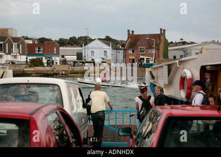 Traghetto a catena che si avvicina a East Cowes sull'Isola di Wight, Regno Unito Foto Stock