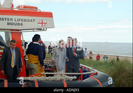 Il principe Carlo e Camilla a Caister scialuppa di salvataggio Foto Stock