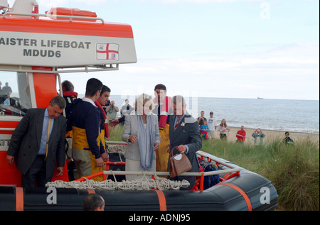 Il principe Carlo e Camilla a Caister scialuppa di salvataggio Foto Stock