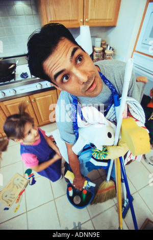 Angolo di alta vista di una metà uomo adulto con sua figlia in piedi accanto a lui Foto Stock