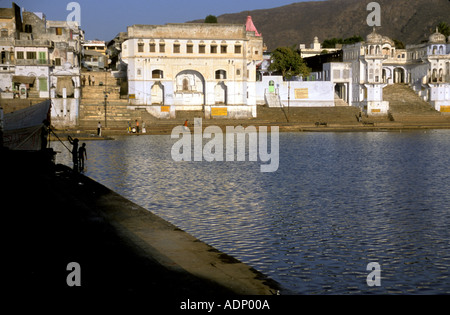 India Rajasthan Pushkar lago Pushkar bagnanti utilizzare Ghats per visitare le sacre acque Foto Stock