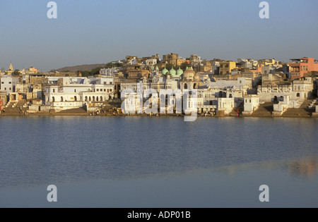 India Rajasthan Pushkar lago Pushkar bagnanti utilizzare Ghats per visitare le sacre acque Foto Stock