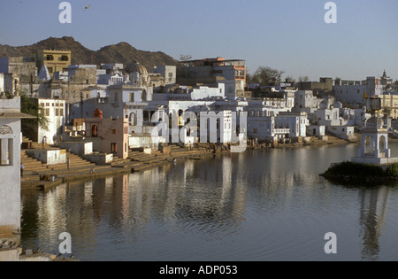 India Rajasthan Pushkar lago Pushkar bagnanti utilizzare Ghats per visitare le sacre acque Foto Stock