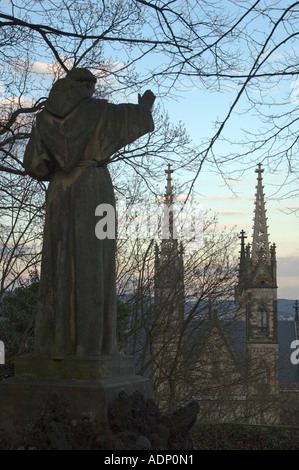 Statua di San Francesco al di sopra della Chiesa Apollinaris vicino a Remagen Foto Stock