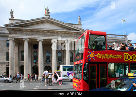 City Tour Bus di fronte all'Ufficio Generale delle Poste di Dublino in Irlanda Foto Stock
