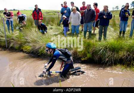 Concorrente nel mondo annuale Mountain Bike Bog Snorkelling campionati a Llanwrtyd Wells POWYS REGNO UNITO Foto Stock