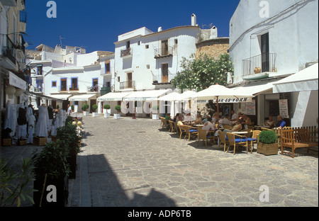 Ibiza, Eivissa, corsia con street cafes e ristoranti nel centro storico di Dalt Vila Foto Stock