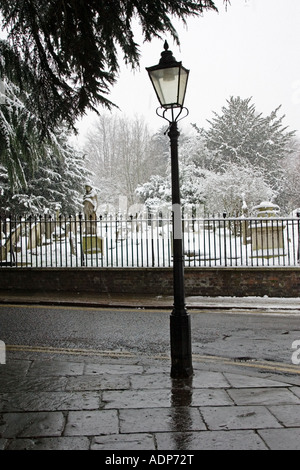 Lampione oltre coperta di neve cimitero North London Regno Unito Foto Stock