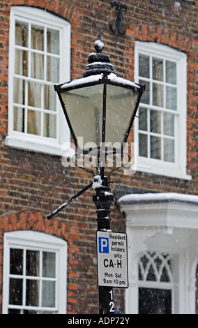 Coperta di neve strada lampada Hampstead nel nord di Londra England Regno Unito Foto Stock