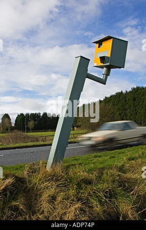 Il traffico passa soggetto ad atti vandalici Gatso fotocamera velocità su un40 Oxfordshire England Regno Unito Foto Stock