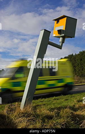 Ambulanza passa soggetto ad atti vandalici Gatso fotocamera velocità su un40 Oxfordshire England Regno Unito Foto Stock