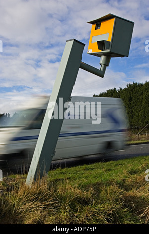 Il traffico passa soggetto ad atti vandalici Gatso fotocamera velocità su un40 Oxfordshire England Regno Unito Foto Stock