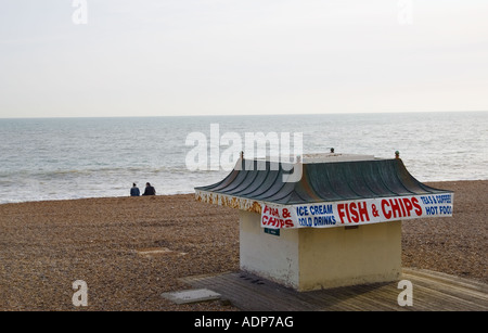 Pesce e chip shop sulla spiaggia di Brighton fuori stagione costa sud dell'Inghilterra Regno Unito Foto Stock