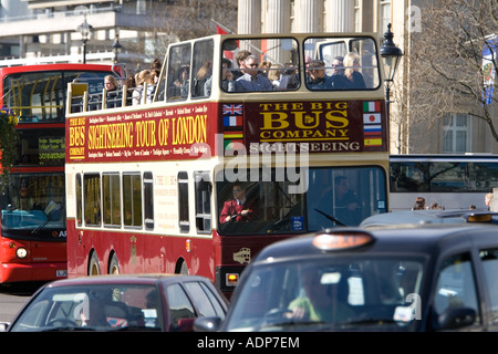 Aprire sormontato autobus turistici che viaggiano in Trafalgar Square e il centro di Londra centro città England Regno Unito Foto Stock