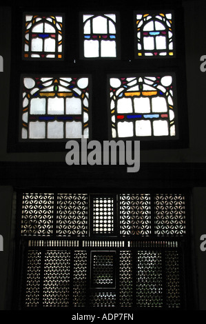 Finestra in stile egiziano Mashrabiya racchiusa con graticcio in legno intagliato della casa ottomana Bayt al-Suhaymi del XVII secolo al Cairo Egitto Foto Stock