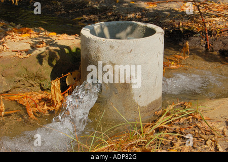 Tubo rigido di irrigazione in un frutteto di pesche central San Joaquin Valley California USA Foto Stock