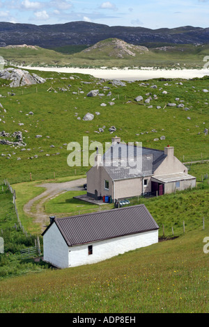 Croft house e fienile, Carnish, Uig, isola di Lewis, Scotland, Regno Unito. Agosto 2007 Foto Stock