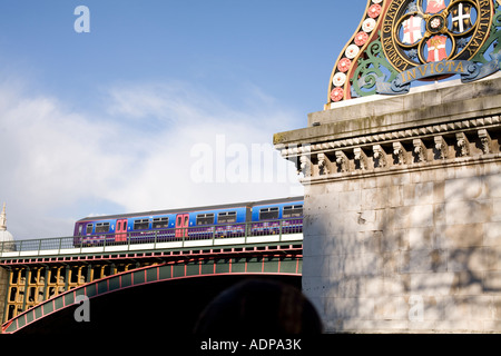 Il treno attraversa un ponte a Southwark, Londra Foto Stock