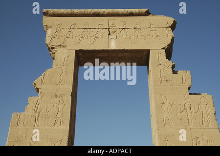 'Porta di Domiziano e Traiano' all'entrata nord di Dendera o Tempio di Dendara Hathor situato nella provincia di Qena Egitto Foto Stock