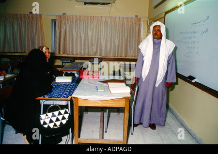 Kuwait City Kuwait le donne al pomeriggio classe coranica Foto Stock