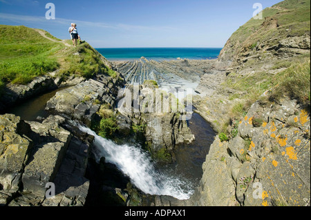 Giovane sulla costa sud-ovest il percorso nei pressi di Hartland Point, North Devon Foto Stock