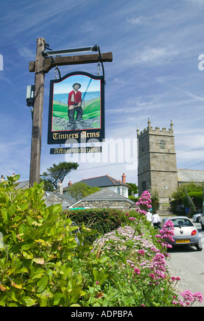 Zennor chiesa e i bracci Tinners segno, Zennor, Cornwall, Regno Unito Foto Stock