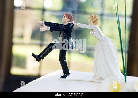 Sposa e lo sposo figure sulla parte superiore della torta di nozze Foto Stock