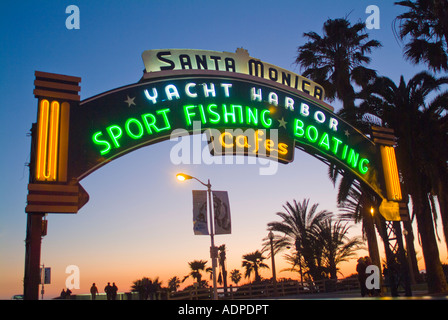 La fotografia notturna di Santa Monica Pier segno Foto Stock