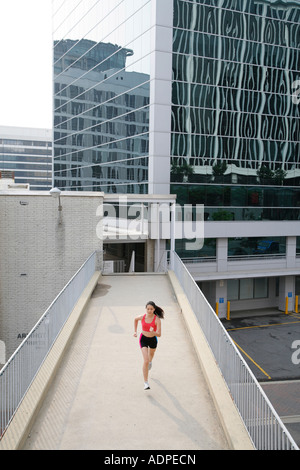 Giovane donna, 23, americano asiatico, Cinese, acceso, scena urbana, Arlington, Virginia, Stati Uniti d'America, signor 2007 5 28 Foto Stock