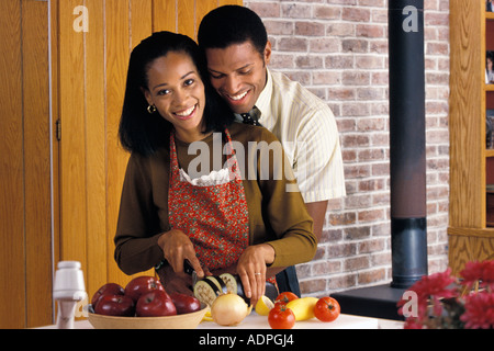 African American giovane preparare il cibo in cucina Foto Stock