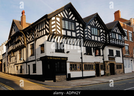 Chester Ye Olde Kings Head public house situato sul ponte inferiore Street nella città storica di Chester Foto Stock