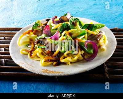 Vegetariano orientale stir fry di verdure e tagliatelle Foto Stock