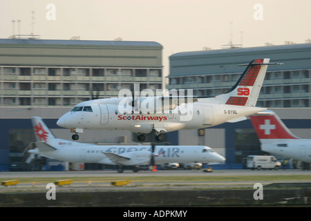 Scot Airways Dornier 328 l'atterraggio all'Aeroporto di London City, Inghilterra, Regno Unito. Foto Stock