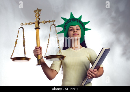 Una ragazza pone vestita come la Statua della Libertà in uno studio fotografico Foto Stock