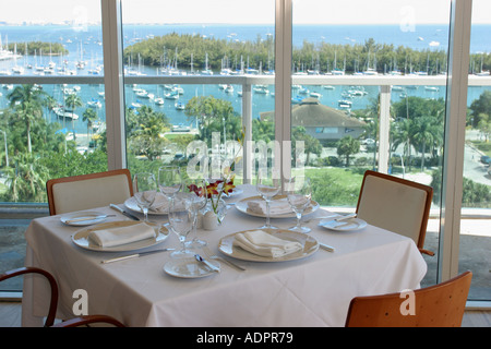 Florida Miami Coconut Grove Sonesta hotel Panorama ristorante Biscayne Bay vista mare tavolo da pranzo Foto Stock