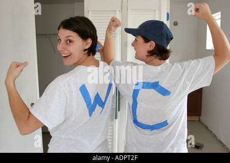 Miami Florida,Liberty City,Habitat for Humanity,volontariato volontariato volontariato servizio comunità volontariato lavoratori del lavoro, lavoro di squadra che lavorano insieme serv Foto Stock