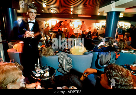 PARIGI, Francia, cameriere maschile che lavora al Jazz Club Francese 'All Jazz Club' in 'St Germain des Prés' che serve cocktail, bevande, quartiere latino di Parigi, funzionante Foto Stock